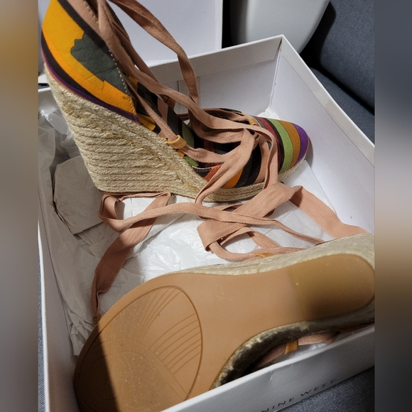 Nine West size 8 wedge sandal, multi colour - Picture 3 of 4